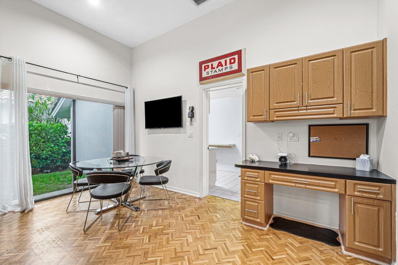 4295 Bocaire Boulevard