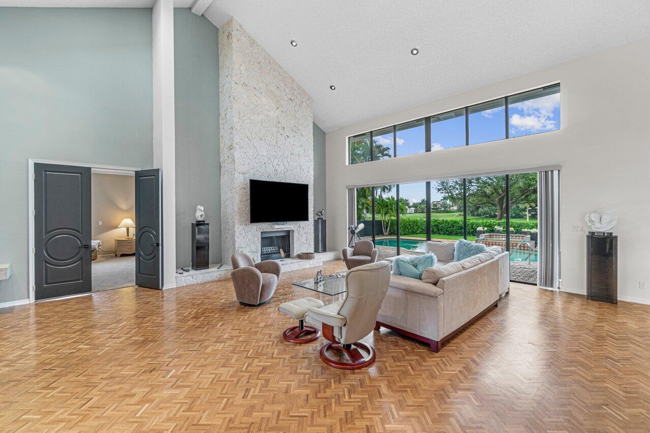 4295 Bocaire Boulevard