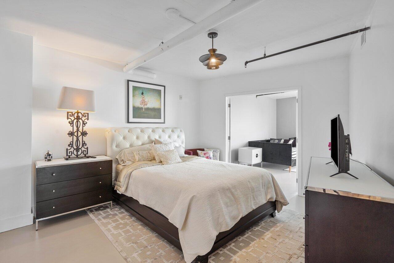 185 NE 4th Avenue 302