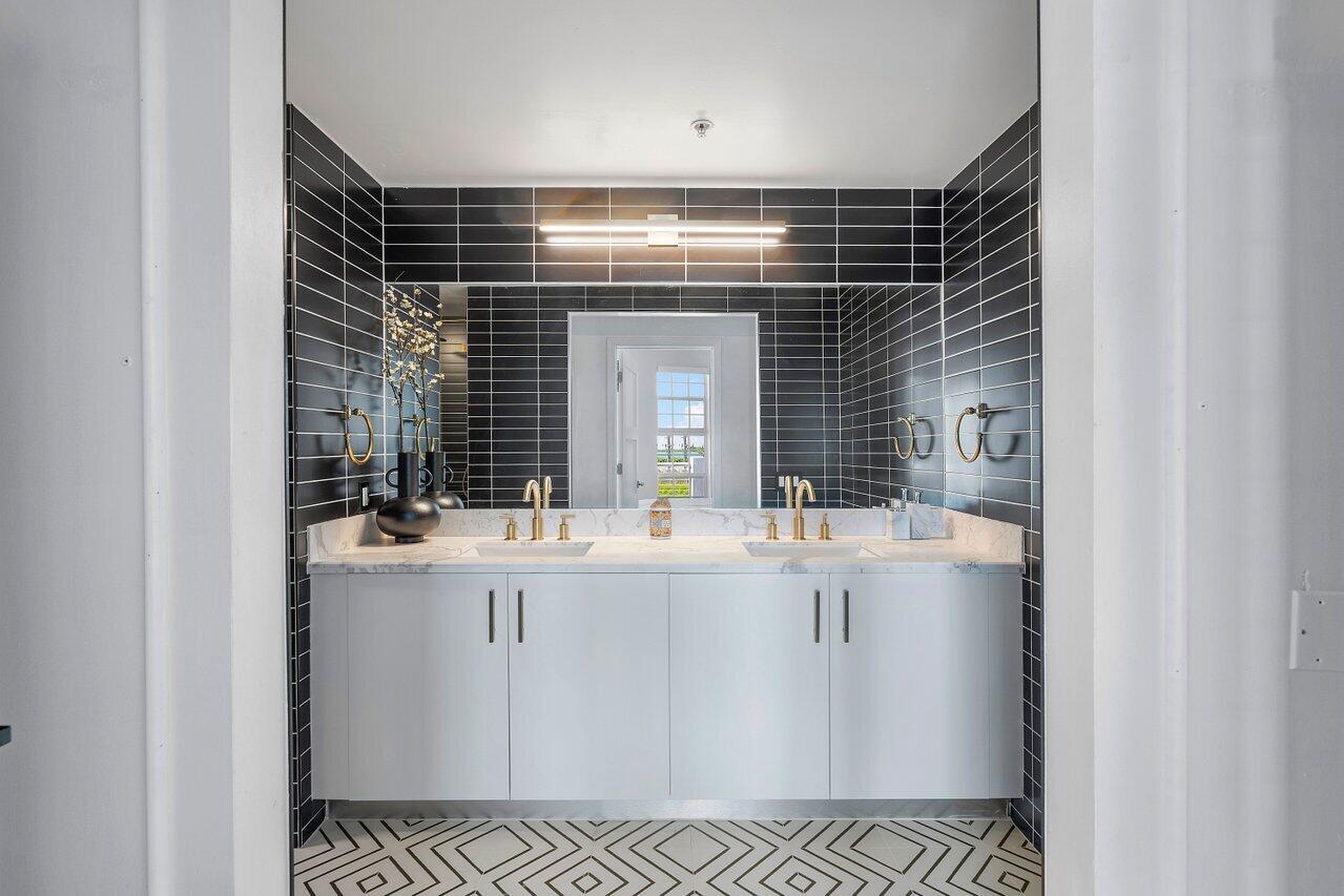 185 NE 4th Avenue 302