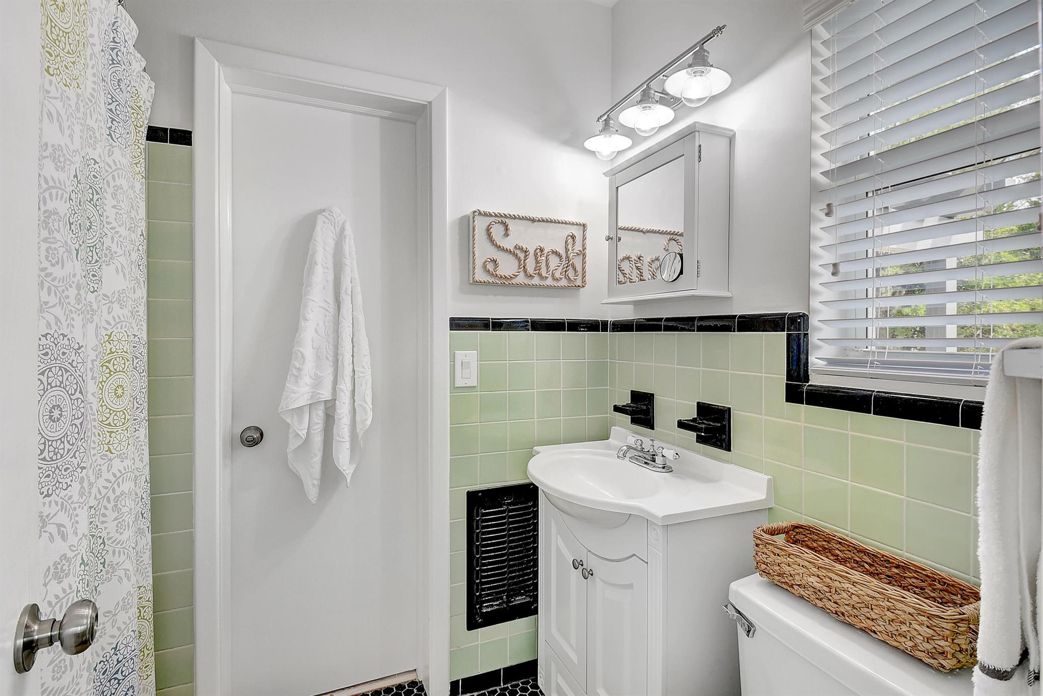 1025 Casuarina Road 7