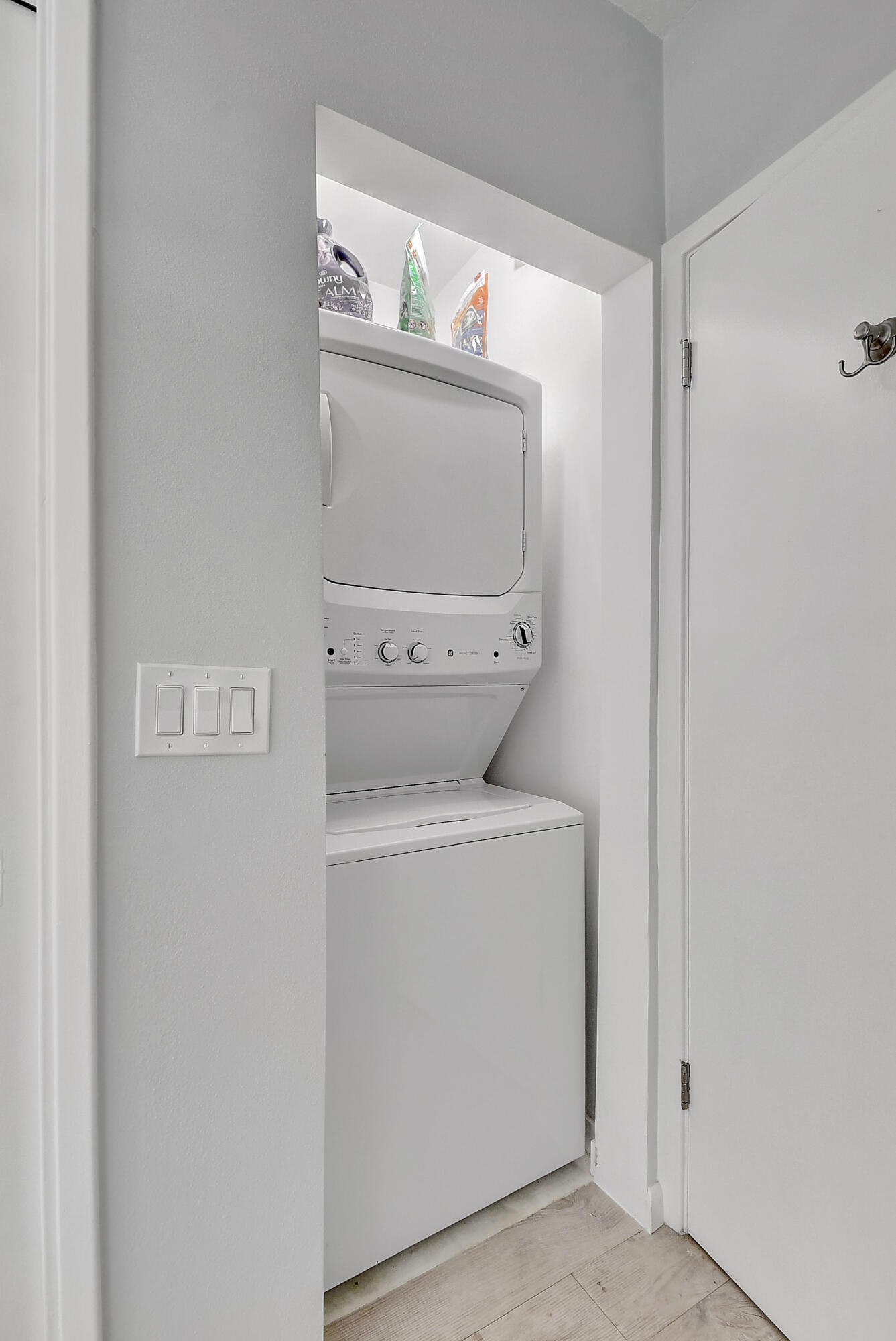 1025 Casuarina Road 7