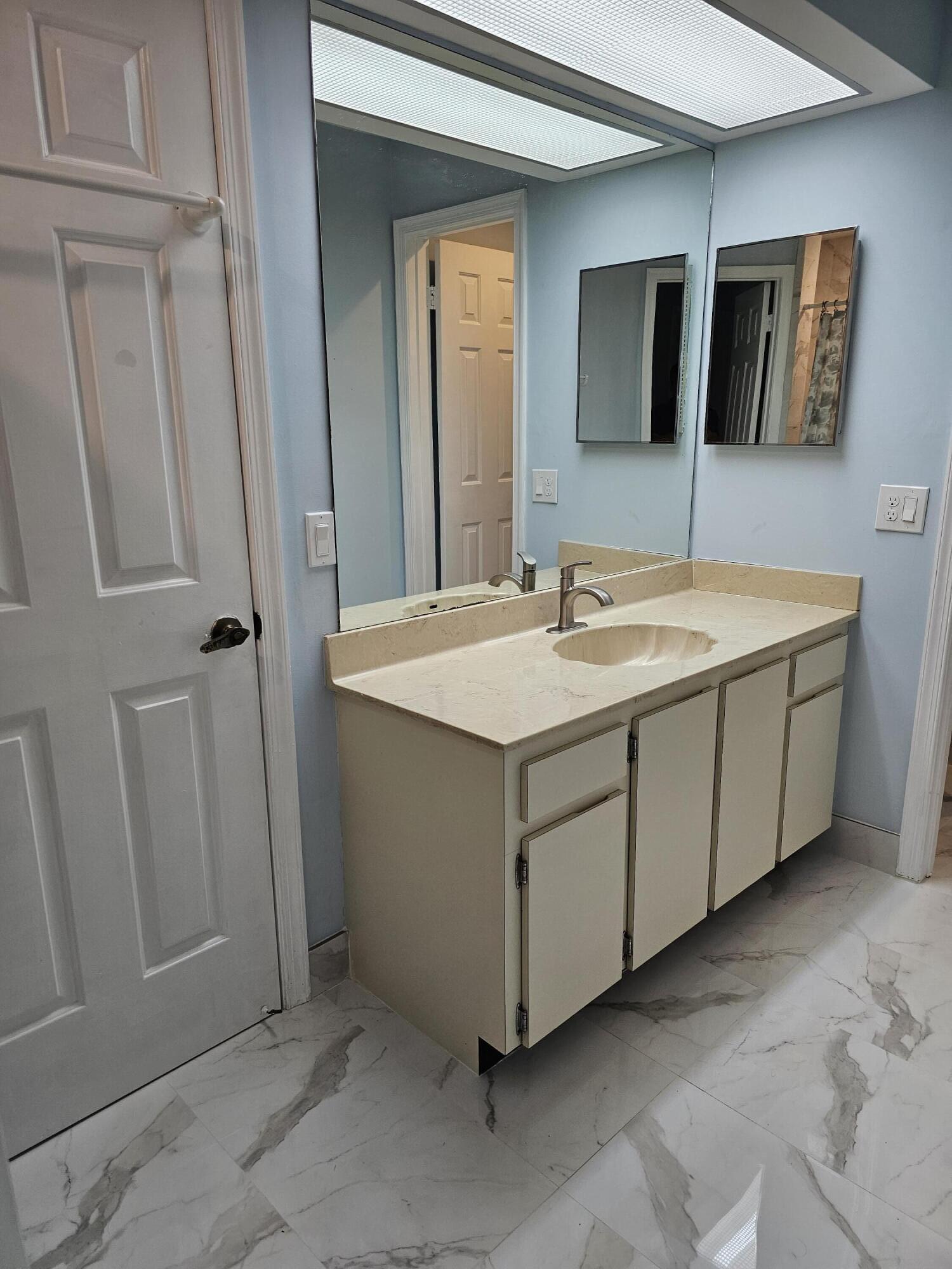 15 Lexington Lane E H