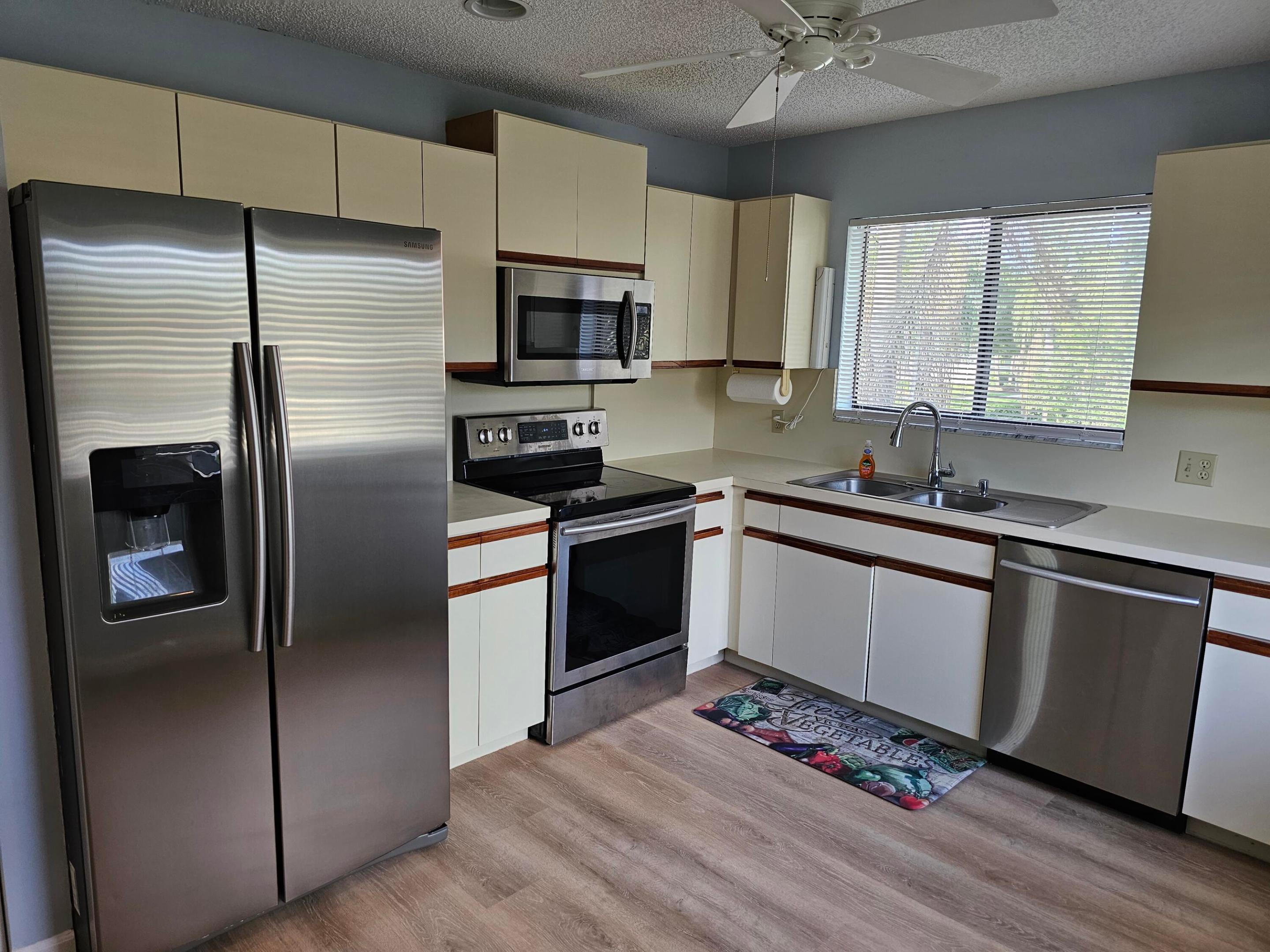 15 Lexington Lane E H