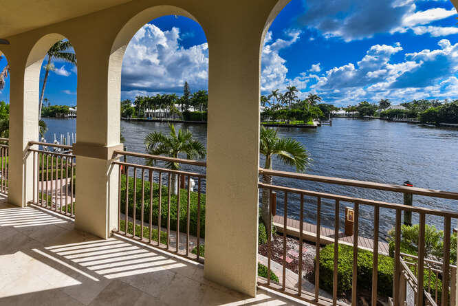 3083 Waterside Circle