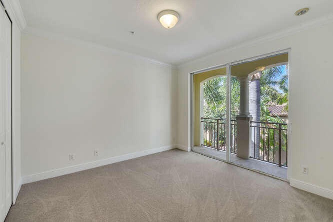 3083 Waterside Circle