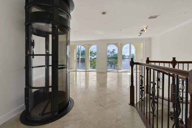 3083 Waterside Circle