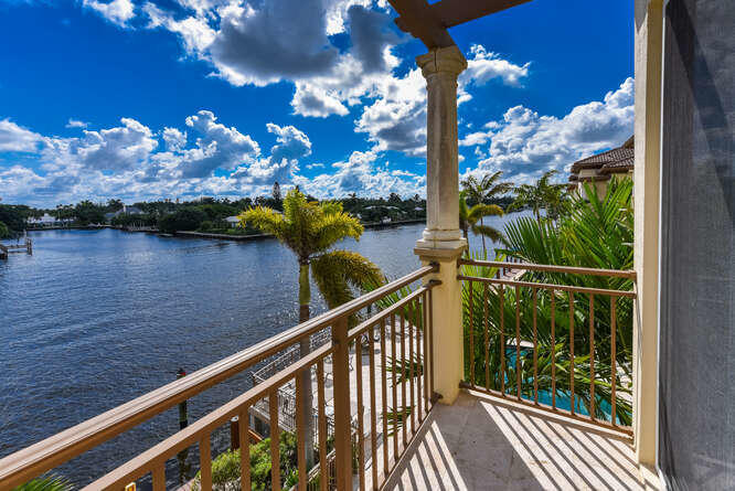 3083 Waterside Circle