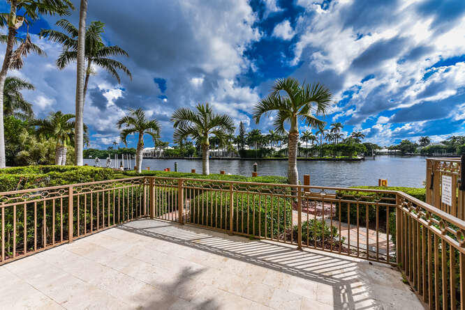 3083 Waterside Circle