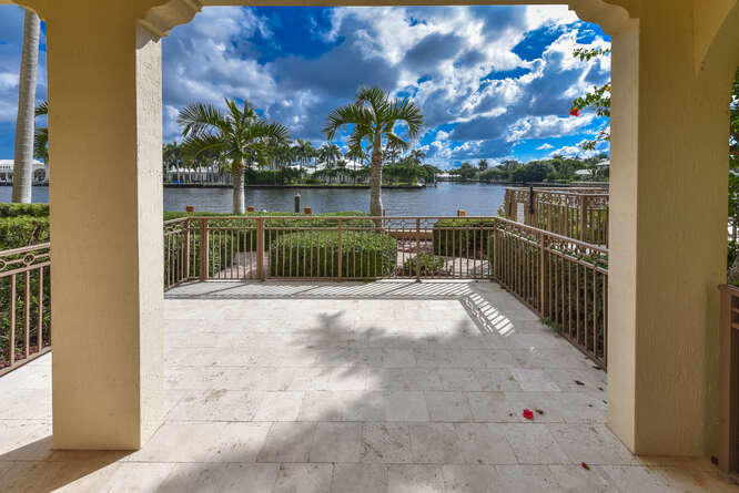 3083 Waterside Circle