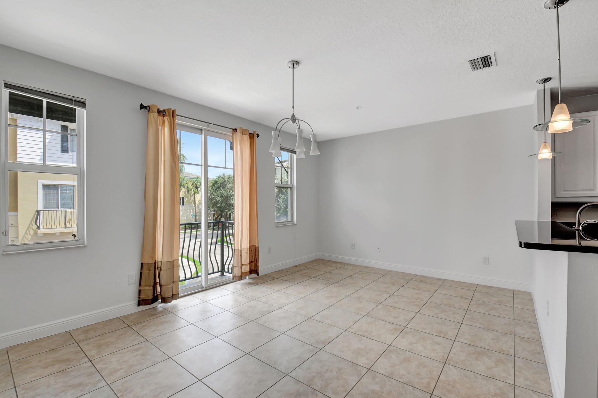 559 NW 39th Cir Circle