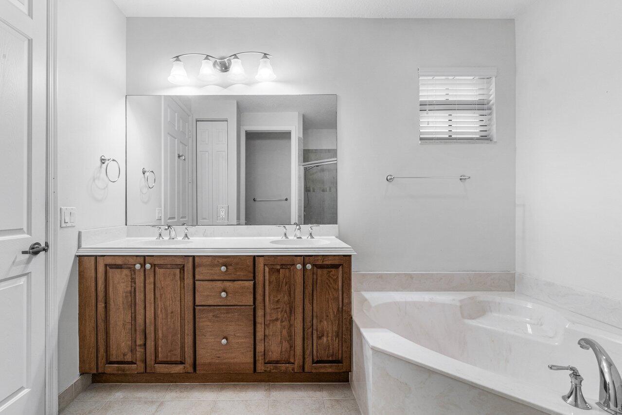 5036 S Chrystie Circle