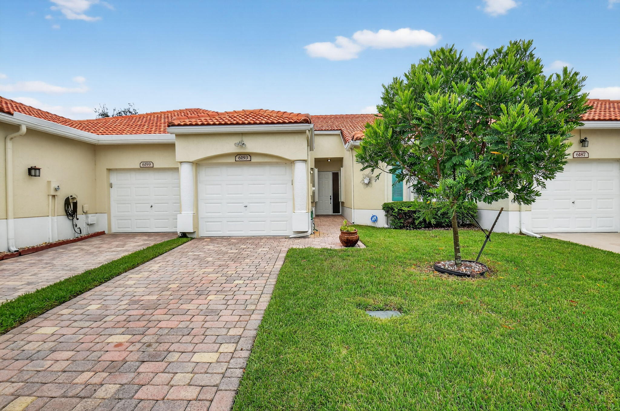 6193 Heliconia Road