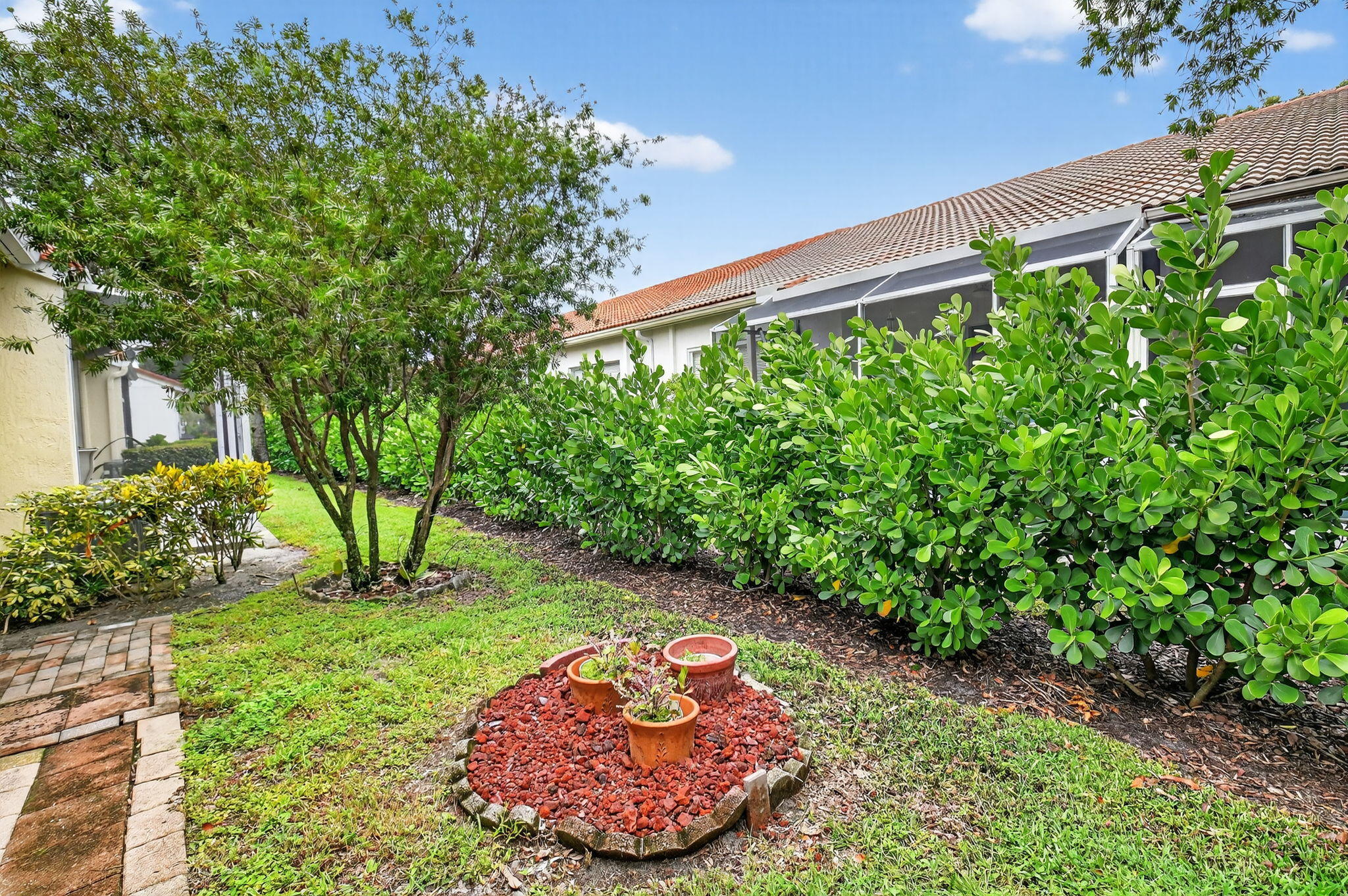 6193 Heliconia Road