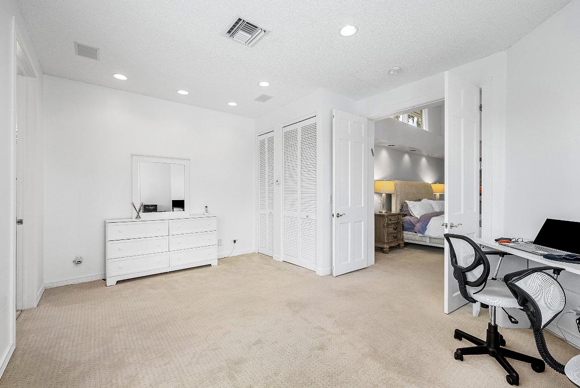 4879 Bocaire Boulevard