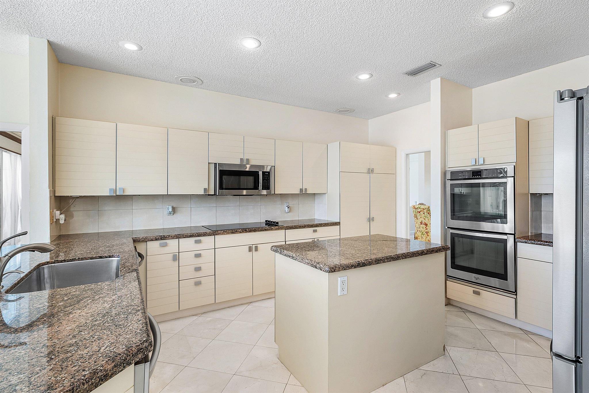 4879 Bocaire Boulevard