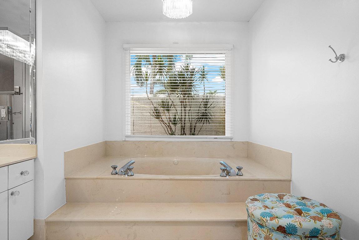 4879 Bocaire Boulevard