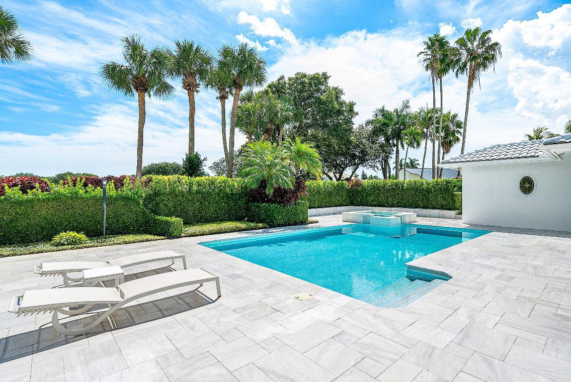 4879 Bocaire Boulevard