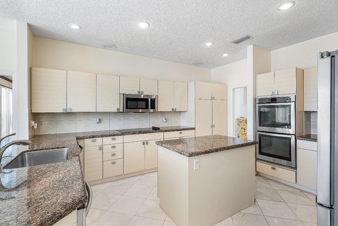 4879 Bocaire Boulevard