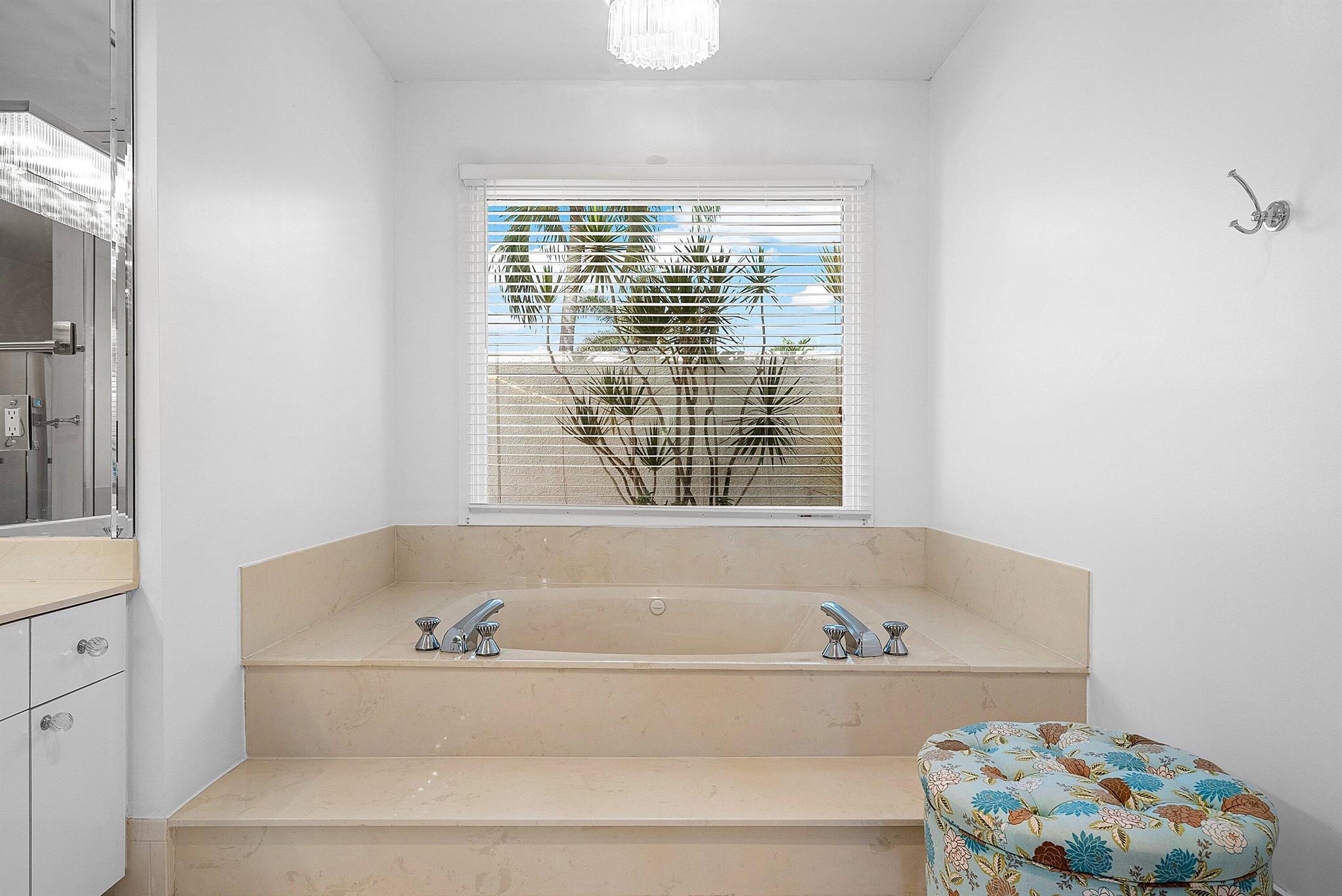 4879 Bocaire Boulevard