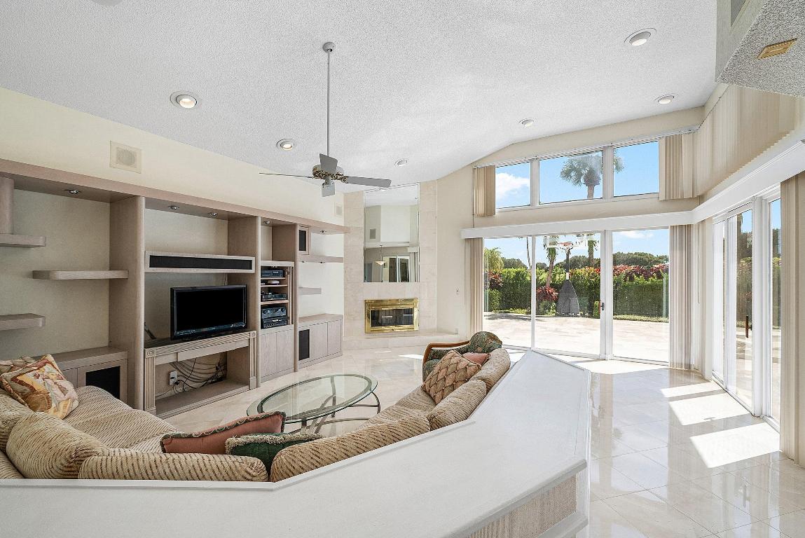 4879 Bocaire Boulevard