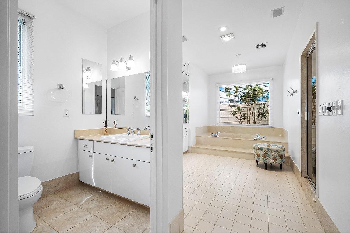 4879 Bocaire Boulevard