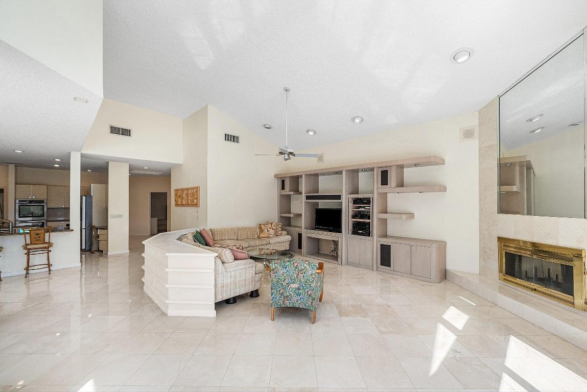 4879 Bocaire Boulevard