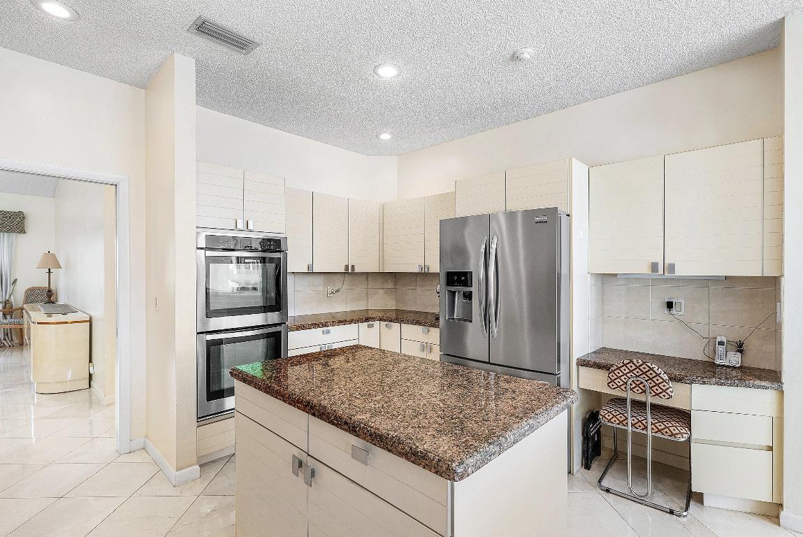 4879 Bocaire Boulevard