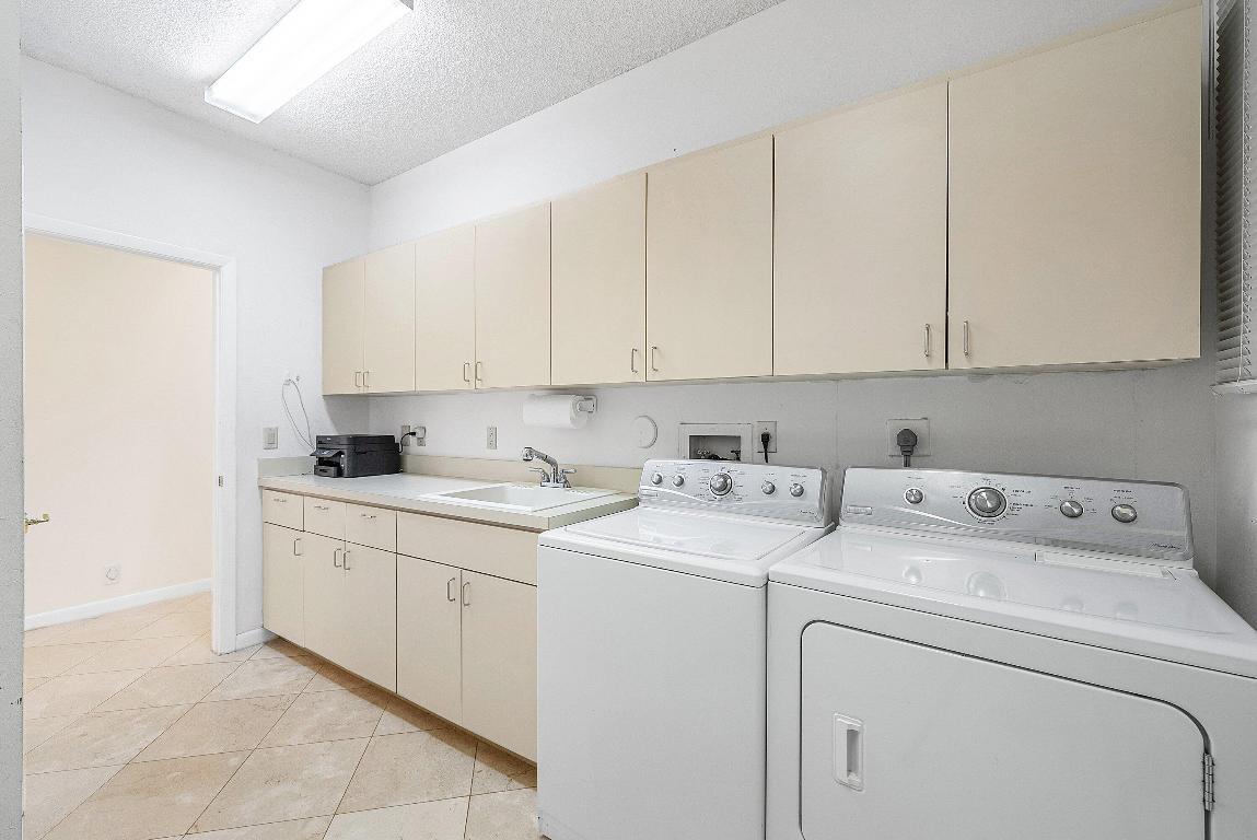 4879 Bocaire Boulevard