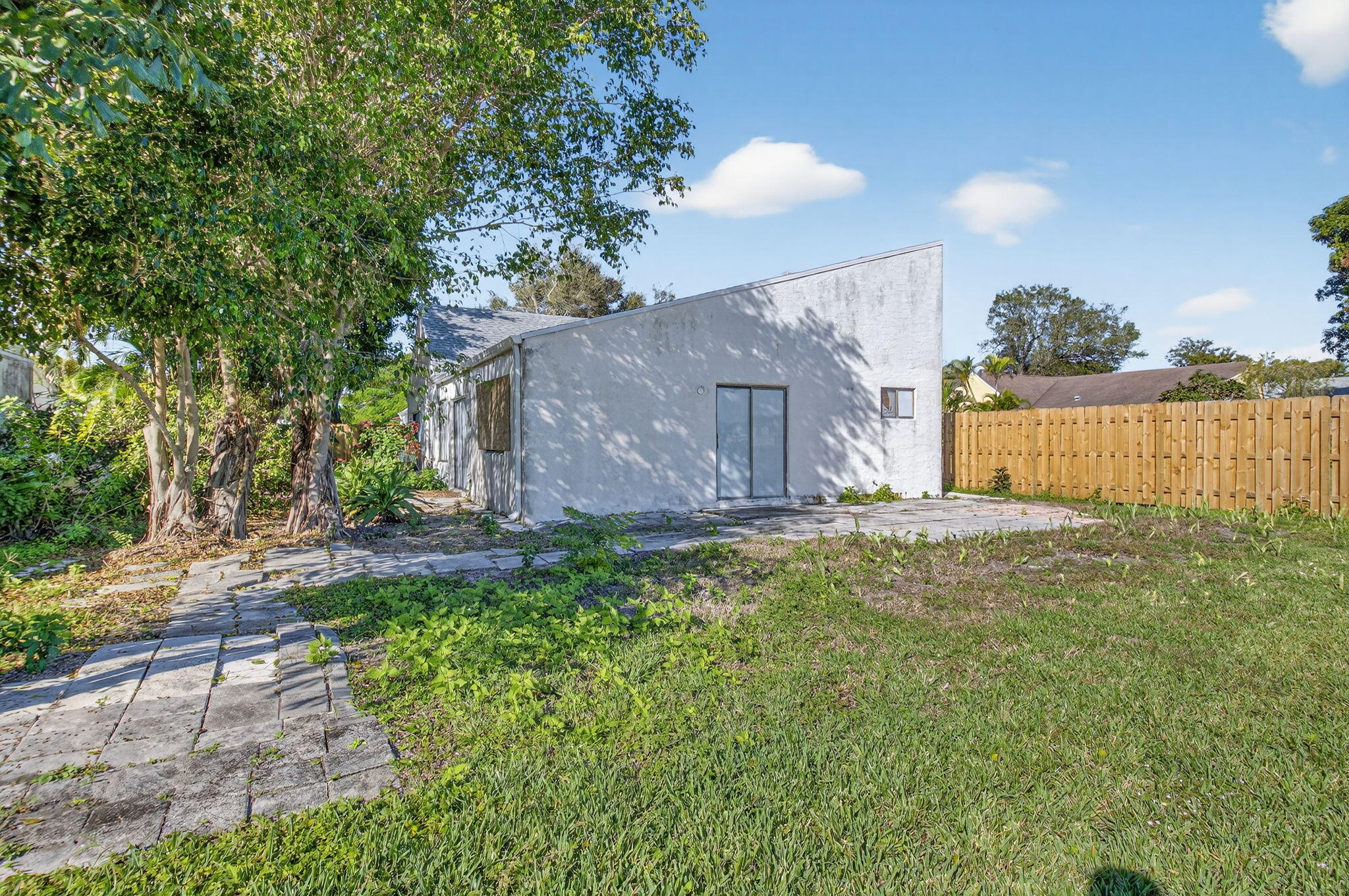 905 NW 21st Way