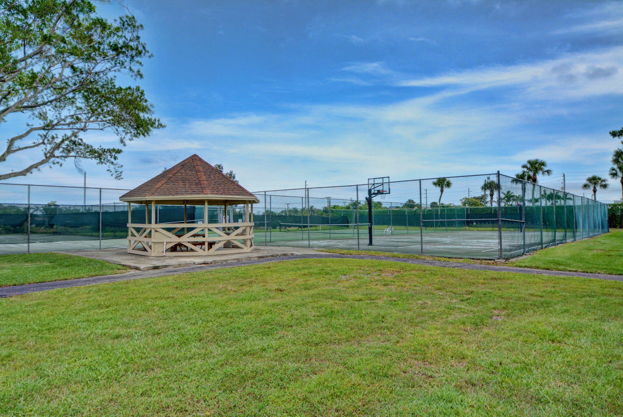 905 NW 21st Way
