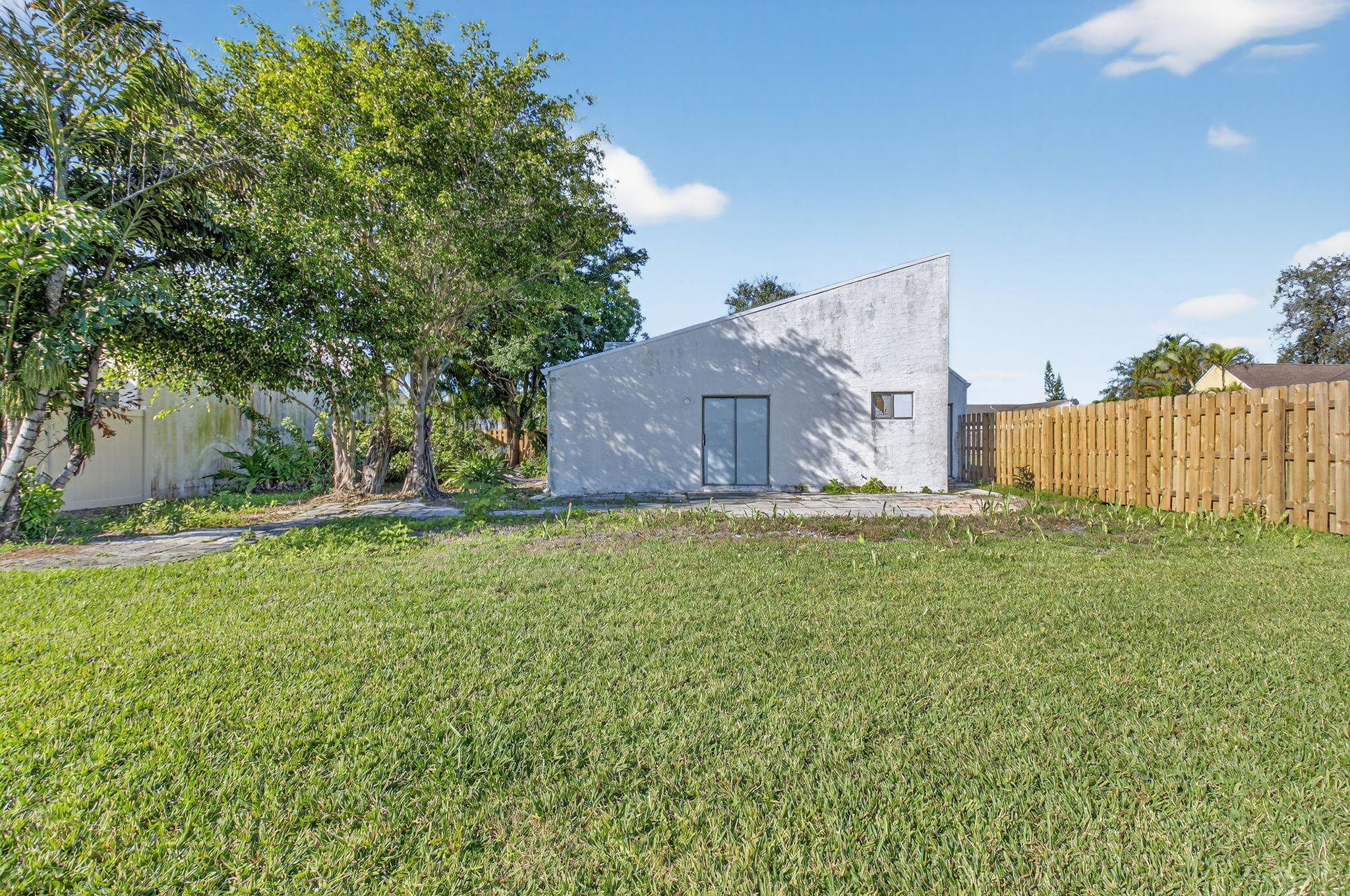 905 NW 21st Way
