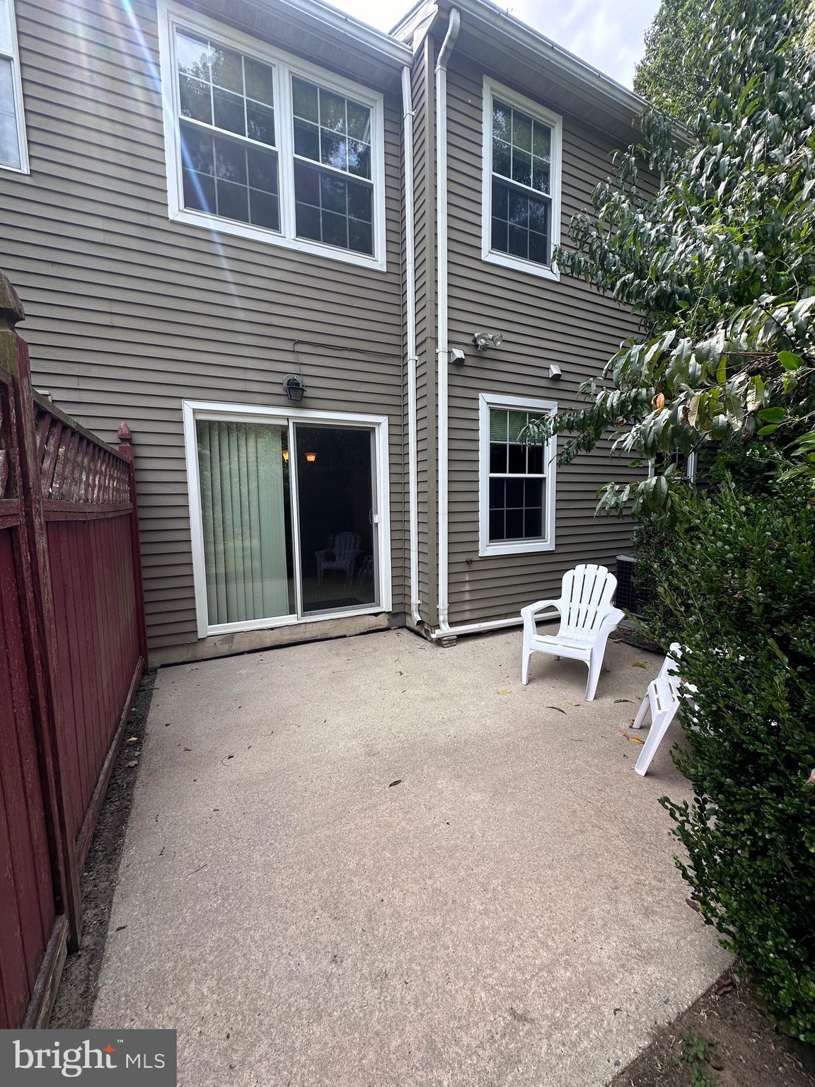 35 River Bank Dr