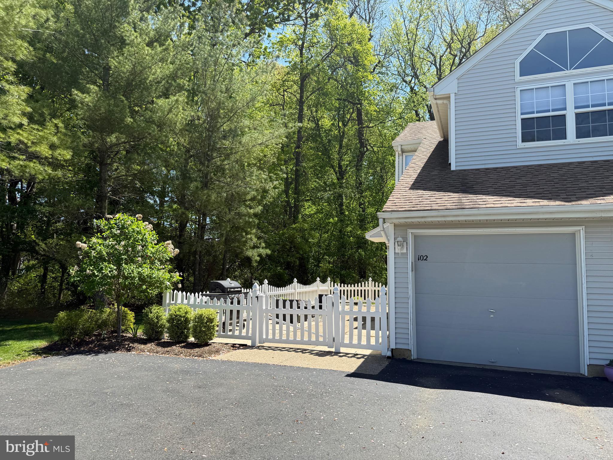 102 BIRCH HOLLOW DR