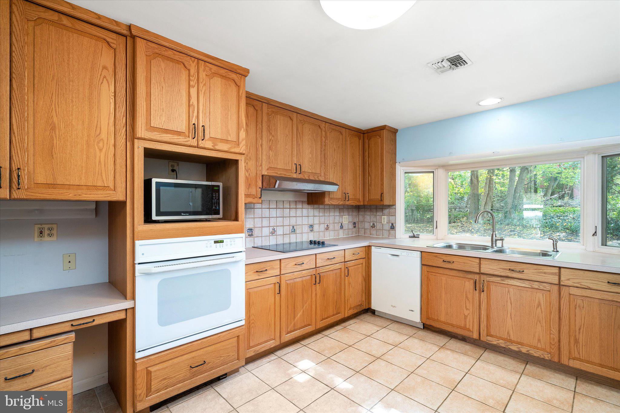 18 Glen Brook Pl