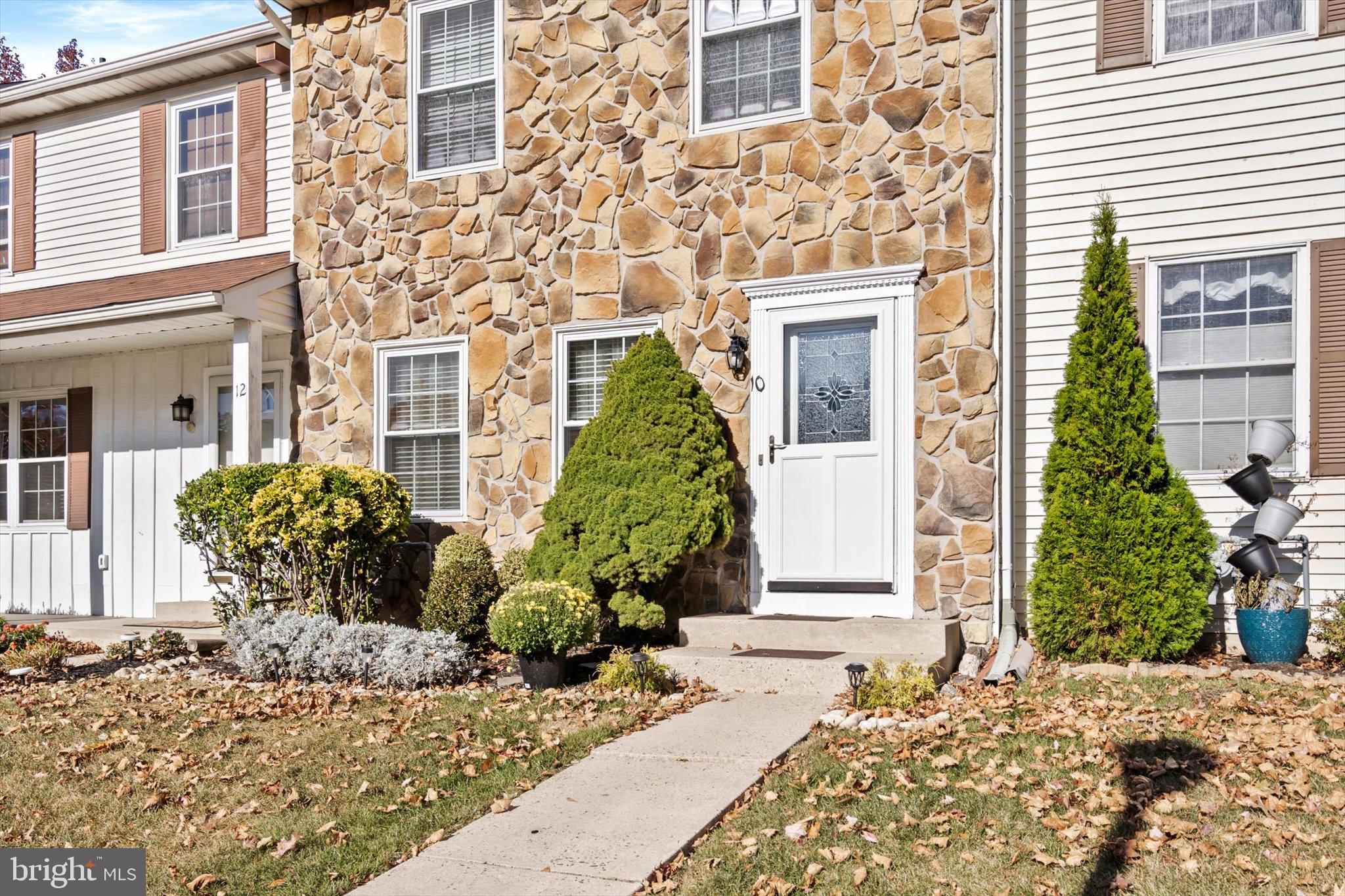 10 Dunmoor Ct S
