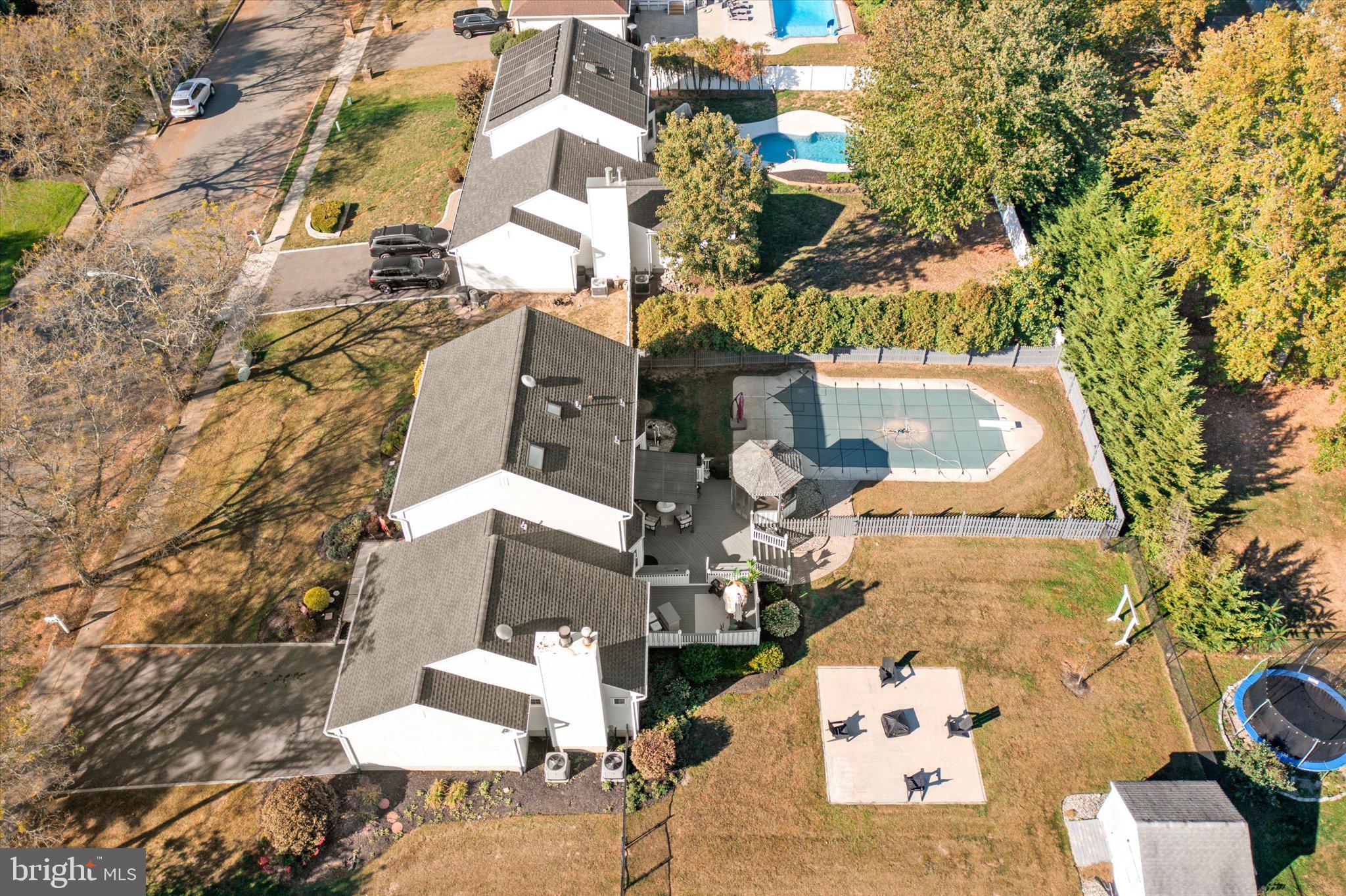 21 VILLAGE DRIVE W