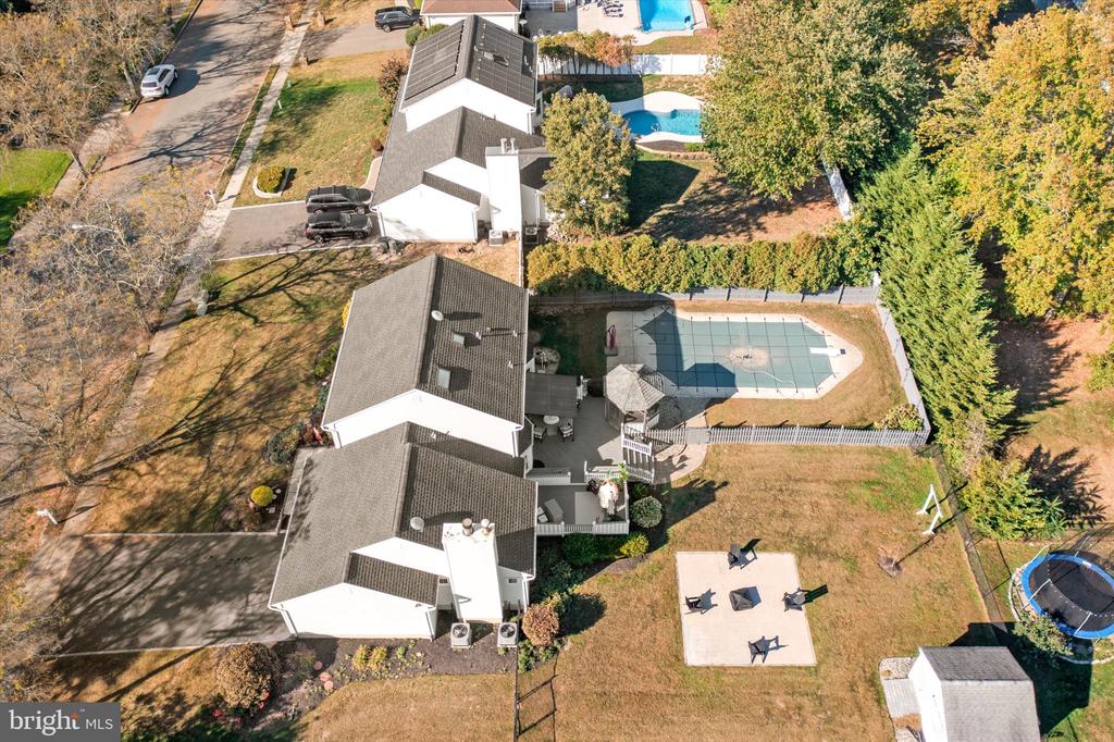 21 VILLAGE DRIVE W