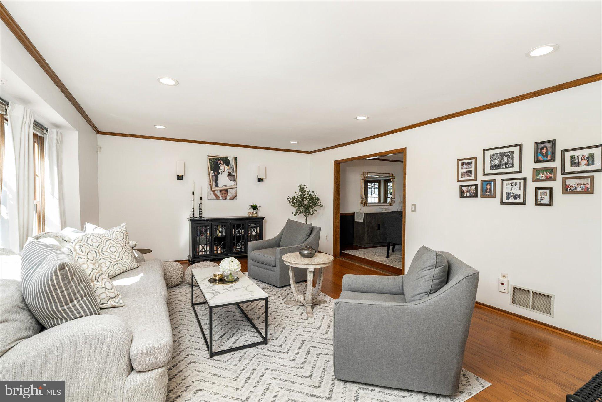 21 VILLAGE DRIVE W