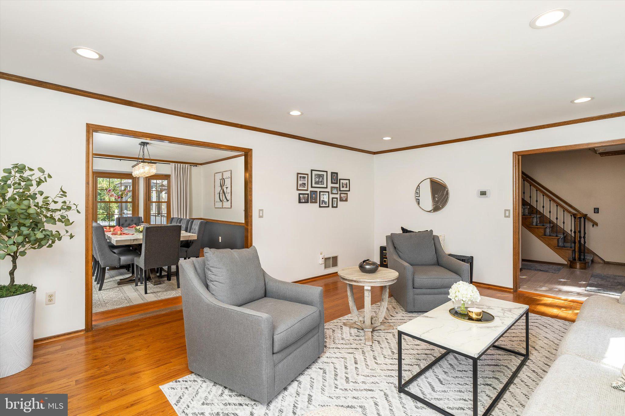 21 VILLAGE DRIVE W