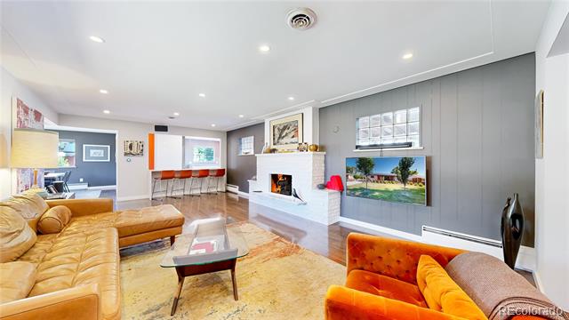 2221 W Moffat Place