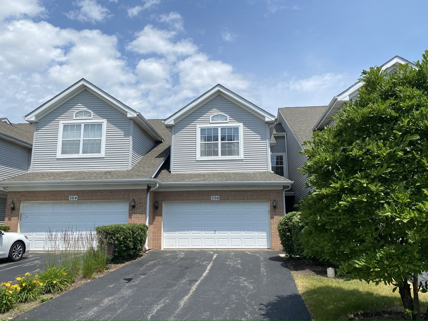 300 LUNT Avenue Unit: 300