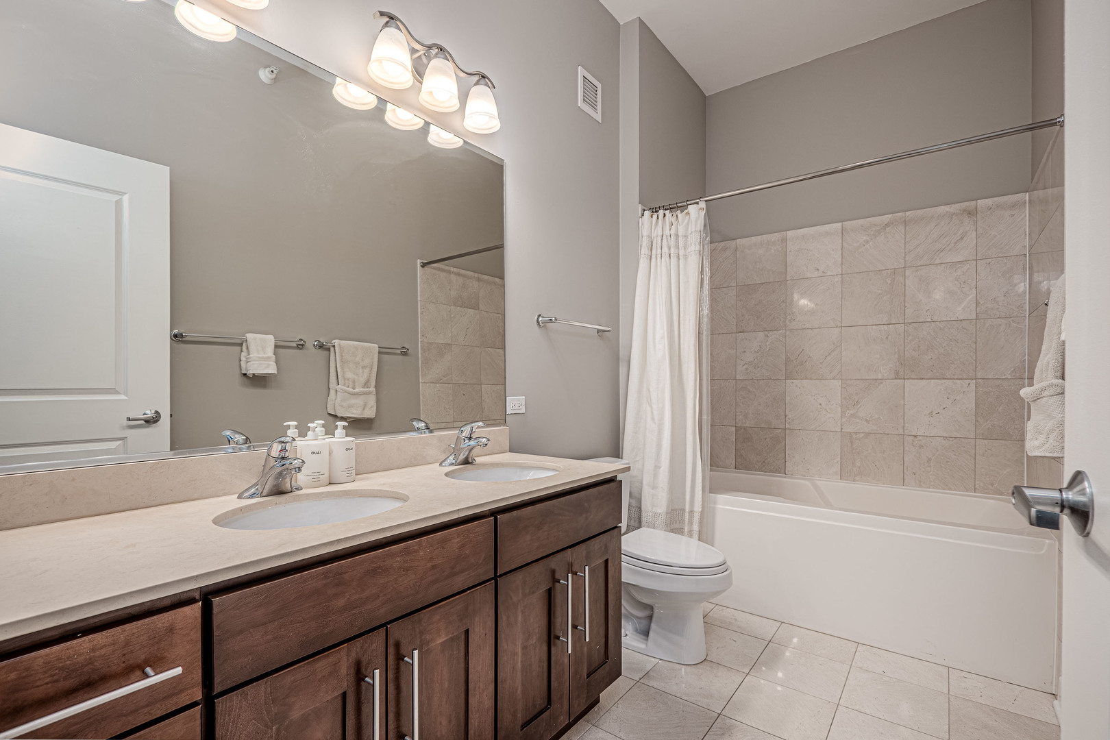 225 N Columbus Drive Unit: 5701