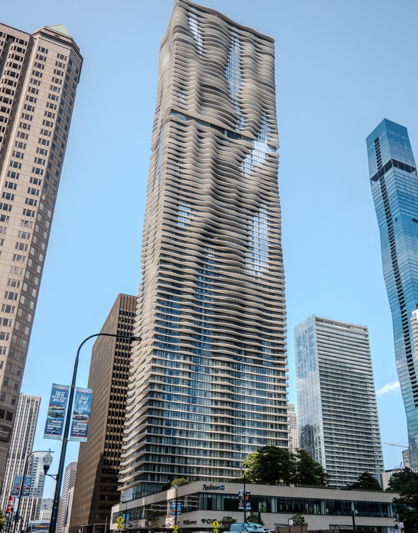 225 N Columbus Drive Unit: 5701