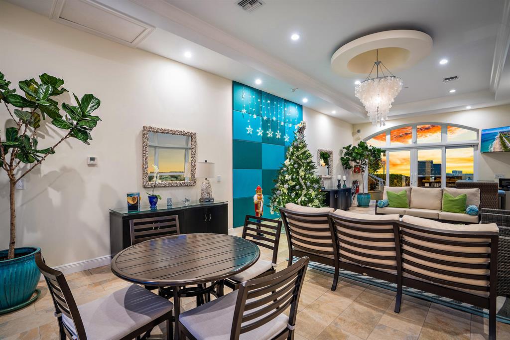 201 S Narcissus Avenue 806