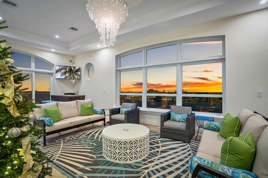 201 S Narcissus Avenue 806