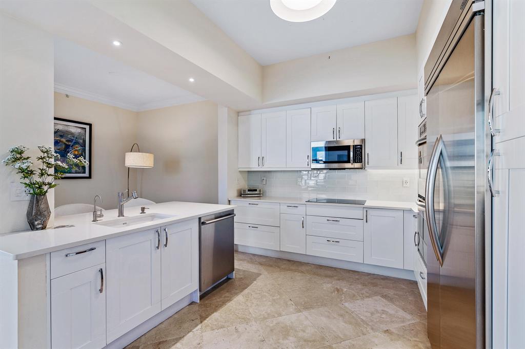 201 S Narcissus Avenue 806