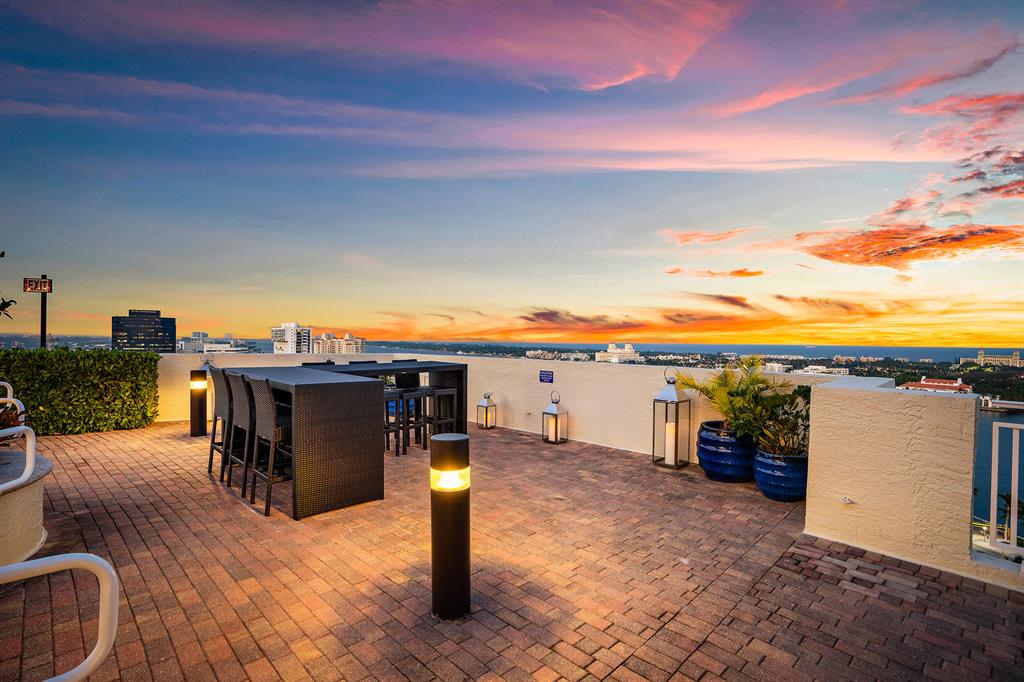 201 S Narcissus Avenue 806