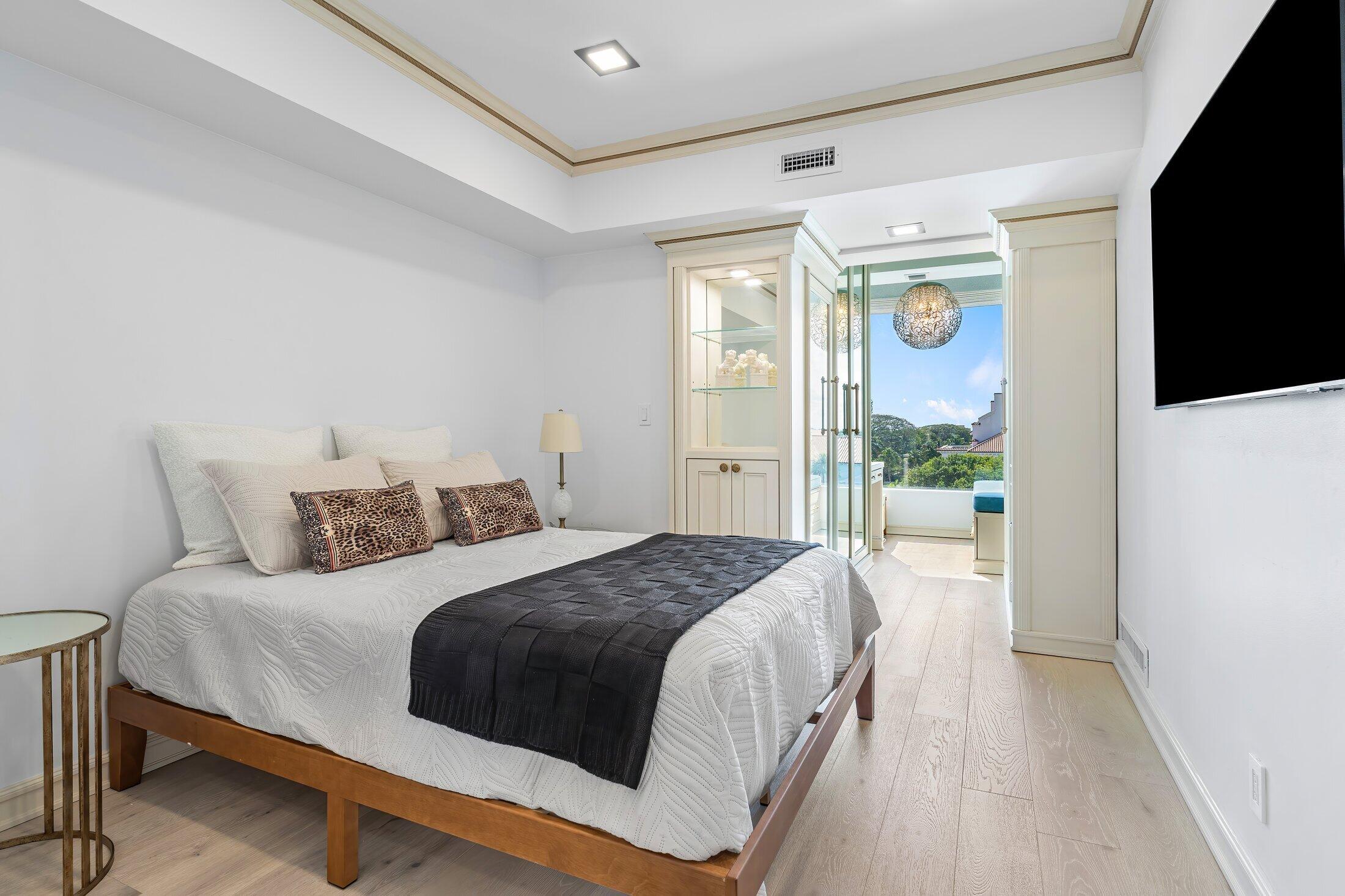 44 Cocoanut Row 526b