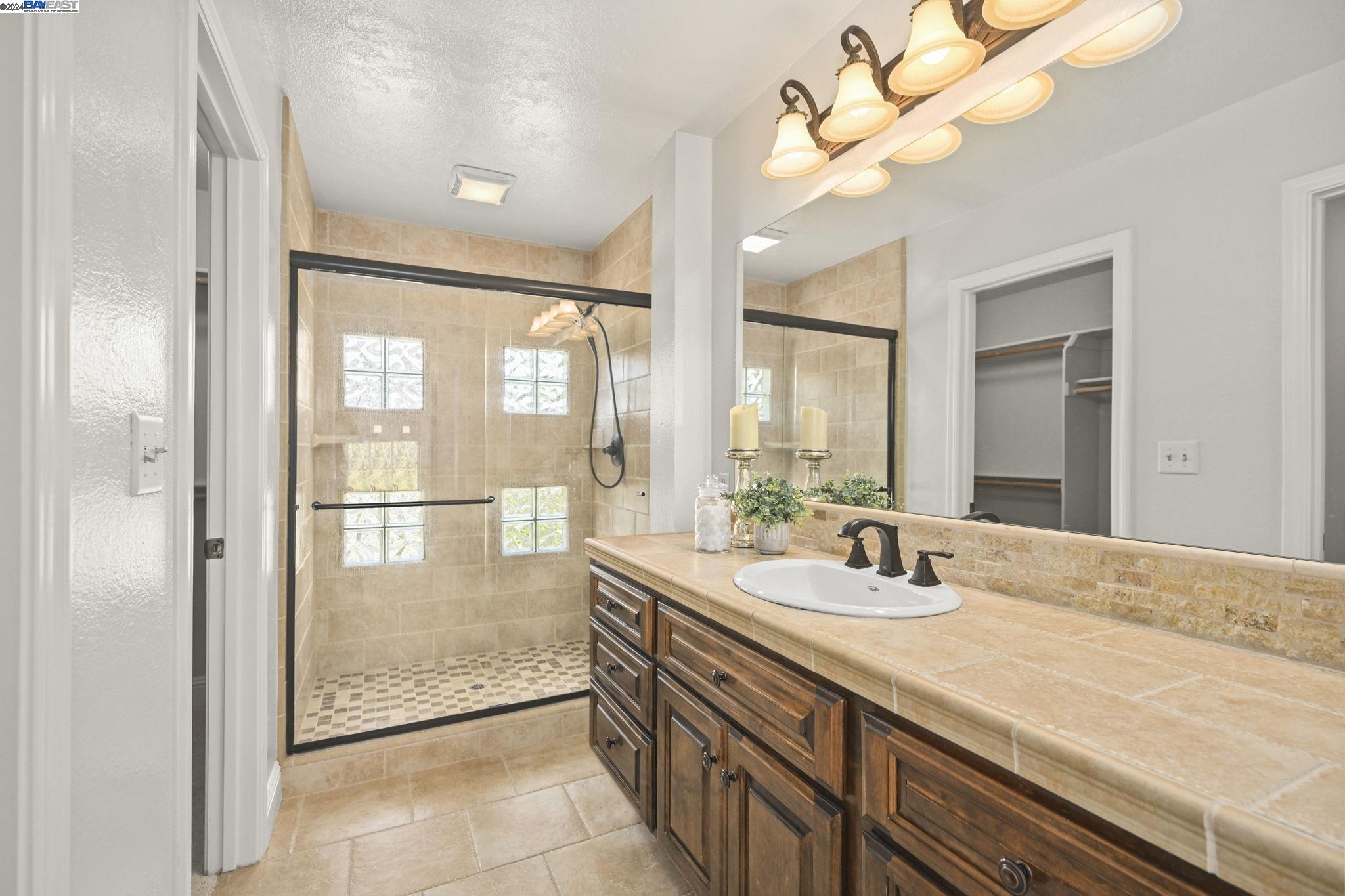 6220 Lakeview Cir
